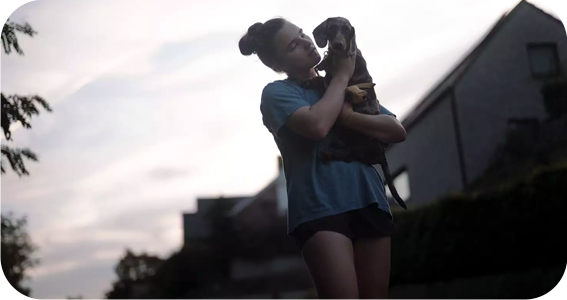 MILCZENIE JULIE; reż. L. Van Dijl; kadr: FILMWEB